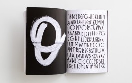 Doppelseite aus dem Buch »Alphabets«, Buch mit 50 Lettering Alphabeten von Chris Campe, in der Reihe 100for10, 2020 All Things Letters – Chris Campe, Hamburg