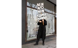 Chris Campe vor ihrem Büro mit »NEIN AfD NEIN« und »könnta knicken« Demo-Schildern gegen die AfD, Text und Lettering von Chris Campe All Things Letters – Chris Campe, Hamburg