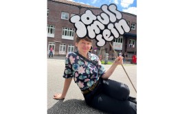 »Ja, muss sein« Demo-Schild für den CSD, Text und Lettering von Chris Campe All Things Letters – Chris Campe, Hamburg