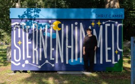 Chris Campe vorm »Seesternenhimmelszeltplätzchen« Lettering-Mural am Lippeesee in Paderborn, 2023 All Things Letters – Chris Campe, Hamburg