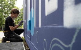 Chris Campe beim Malen des »Seesternenhimmelszeltplätzchen« – Lettering-Murals von Chris Campe am Lippeesee in Paderborn, 2023, Foto: Medienagentur Paderborn | Dirk Rellecke All Things Letters – Chris Campe, Hamburg