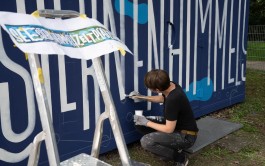 Chris Campe beim Malen des »Seesternenhimmelszeltplätzchen« – Lettering-Murals von Chris Campe am Lippeesee in Paderborn, 2023, Foto: Medienagentur Paderborn | Dirk Rellecke All Things Letters – Chris Campe, Hamburg