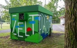 Rückseite »Seesternenhimmelszeltplätzchen« – Lettering-Mural von Chris Campe am Lippeesee in Paderborn, 2023, Foto: Medienagentur Paderborn | Dirk Rellecke All Things Letters – Chris Campe, Hamburg