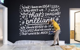 Chris Campe beim Malen von »That’s brilliant!« Lettering-Mural, Wandgestaltung für XING, Hamburg All Things Letters – Chris Campe, Hamburg