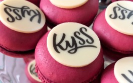 Macarons mit dem Lettering-Logo der Romance-Reihe »Kyss«, Rowohlt-Verlag, Logodesign von Chris Campe All Things Letters – Chris Campe, Hamburg
