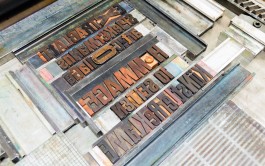 Holzbuchstaben in der Druckpresse – Making Of Coverdesign von Chris Campe für das ART Magazin zum DADA Schwerpunkt, Januar 2016 All Things Letters – Chris Campe, Hamburg