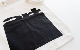 Motiv für einen Stoffbeutel, Design von Chris Campe für das ART Magazin, April 2022 All Things Letters – Chris Campe, Hamburg