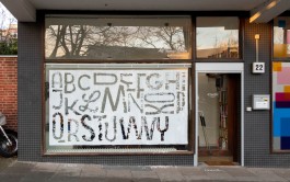 Scratchphabet - Handgemaltes Lettering-Alphabet von Chris Campe auf dem Schaufenster ihres Ladenbüros am Venusberg in Hamburg, Dezember 2022 All Things Letters – Chris Campe, Hamburg