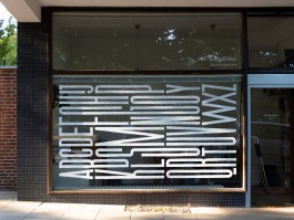 »Horizontalphabet« – handgemaltes Lettering-Alphabet von Chris Campe auf dem Schaufenster ihres Ladenbüros am Venusberg in Hamburg, August 2020 All Things Letters – Chris Campe, Hamburg