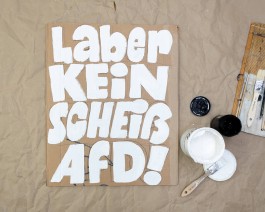 Schritt 6 – weiße Buchstaben malen – Demoschilder malen gegen rechts, Anleitung von Chris Campe All Things Letters – Chris Campe, Hamburg