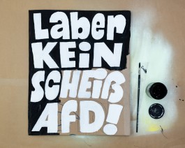 Schritt 7 – den Hintergrund schwarz malen – Demoschilder malen gegen rechts, Anleitung von Chris Campe All Things Letters – Chris Campe, Hamburg