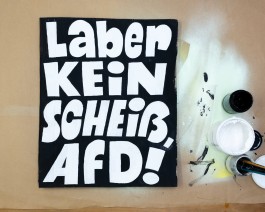 Schritt 7 – den Hintergrund schwarz malen – Demoschilder malen gegen rechts, Anleitung von Chris Campe All Things Letters – Chris Campe, Hamburg