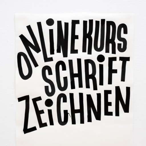 Schwarze, handgeschriebene Buchstaben auf weißem Papier »Onlinekurs Schrift zeichen« Lettering Workshop von Chris Campe