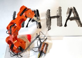 Roboterarm der Schrift schreibt, von Ulrike Rausch, LiebeFonts All Things Letters – Chris Campe, Hamburg