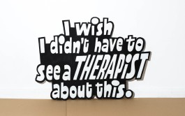 »I wish I didn’t have to see a therapist about this.« Lettering-Schild von Chris Campe für die Installation »Manifesto« All Things Letters – Chris Campe, Hamburg
