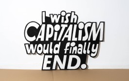 »I wish capitalism would finally end.« Lettering-Schild von Chris Campe für die Installation »Manifesto« All Things Letters – Chris Campe, Hamburg