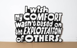 »I wish my comfort was not based on the exploitation of others.« Lettering-Schild von Chris Campe für die Installation »Manifesto« All Things Letters – Chris Campe, Hamburg