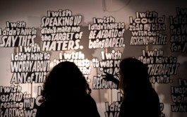 Schilder-Installation »Manifesto« von Chris Campe, beim Forward Festival in Hamburg, April 2024 All Things Letters – Chris Campe, Hamburg