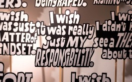 Detail der Schilder-Installation »Manifesto« von Chris Campe, beim Forward Festival in Hamburg, April 2024 All Things Letters – Chris Campe, Hamburg