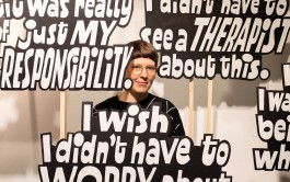 Chris Campe in ihrer Schilder-Installation »Manifesto« beim Forward Festival in Hamburg, April 2024 All Things Letters – Chris Campe, Hamburg