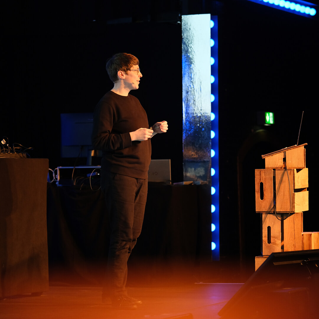 Chris Campe auf der Bühne der Beyond Tellerand Konferenz in Düsseldorf, Mai 2024 All Things Letters – Chris Campe, Hamburg
