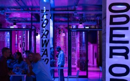 Und abends mit Beleuchtung – Lettering-Banner von Chris Campe in der Grand Hall Zollverein in Essen, für wtf24 – die Jahrestagung der Bundesvereinigung Veranstaltungswirtschaft e.V All Things Letters – Chris Campe, Hamburg