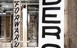 »forward« Eventdesign Lettering-Banner von Chris Campe in der Grand Hall Zollverein in Essen, für wtf24 – die Jahrestagung der Bundesvereinigung Veranstaltungswirtschaft e.V All Things Letters – Chris Campe, Hamburg