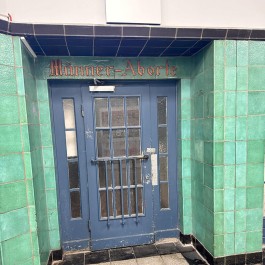 »Aborte« – historische Beschriftung im Bahnhof Flensburg, Foto: Nico Hagedorn All Things Letters – Chris Campe, Hamburg