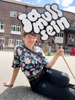 »Ja muss sein« Demoschild von Chris Campe, CSD Hamburg, 2023 All Things Letters – Chris Campe, Hamburg