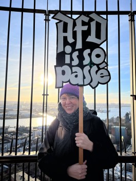 »AfD is so passé« Demoschild von Chris Campe All Things Letters – Chris Campe, Hamburg