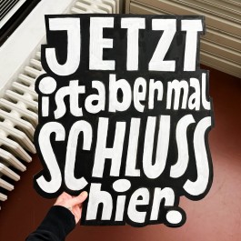 »Jetzt ist aber mal Schluss hier.« Demoschild gegen rechts von Chris Campe All Things Letters – Chris Campe, Hamburg