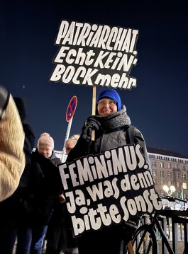 Chris Campe mit Demoschildern am 8.März 2024 »Patriarchat. Echt kein' Bock mehr« und »Feminismus. Ja, was denn bitte sonst.« All Things Letters – Chris Campe, Hamburg