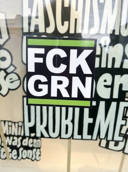 »FCK GRN« Aufkleber in Hamburg-Blankenese All Things Letters – Chris Campe, Hamburg