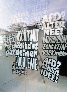 Chris Campes Demoschilder gegen rechts im Schaufenster von 17vor in Hamburg-Blankenese All Things Letters – Chris Campe, Hamburg