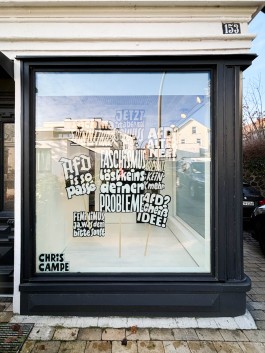 Chris Campes Demoschilder gegen rechts im Schaufenster von 17vor in Hamburg-Blankenese All Things Letters – Chris Campe, Hamburg