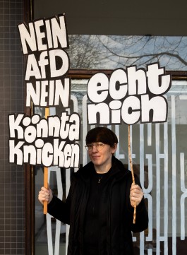 Chris Campe vor ihrem Büro mit »NEIN AfD NEIN« und »könnta knicken« Demo-Schildern gegen die AfD, Text und Lettering von Chris Campe All Things Letters – Chris Campe, Hamburg