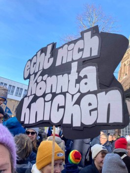 »echt nich könnta knicken« – Demoschild-Interpretation in Elmshorn All Things Letters – Chris Campe, Hamburg