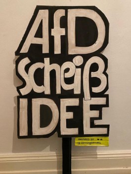 »AfD scheiß Idee« Demoschild-Interpretation von Katharina Winter All Things Letters – Chris Campe, Hamburg