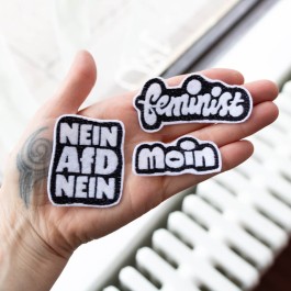 »Nein AfD Nein«, »femininist«, »moin« – Lettering-Patches von Chris Campe & Flickli All Things Letters – Chris Campe, Hamburg