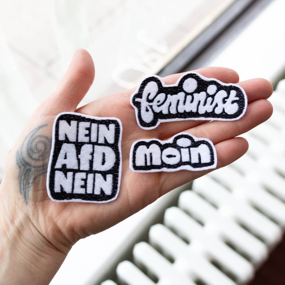 »Nein AfD Nein«, »femininist«, »moin« – Lettering-Patches von Chris Campe & Flickli All Things Letters – Chris Campe, Hamburg