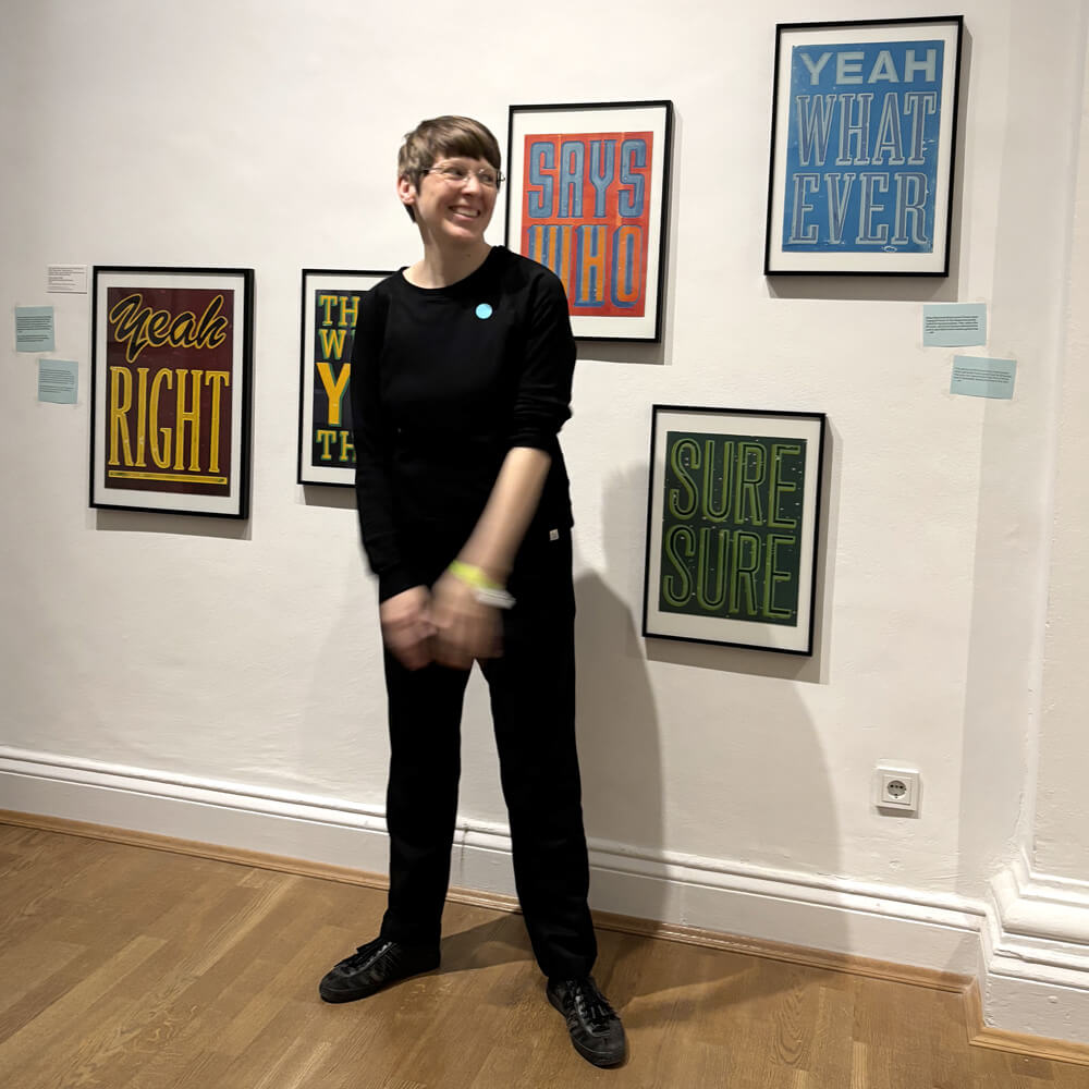 Chris Campe vor ihren Lettering-Arbeiten im MK&G Hamburg All Things Letters – Chris Campe, Hamburg