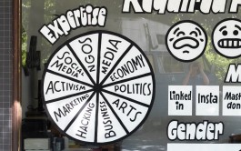 »Expertise«, Detail von »Required Fields« Papp-Infografik und Performance von Chris Campe für die re:publica 25 in Berlin All Things Letters – Chris Campe, Hamburg