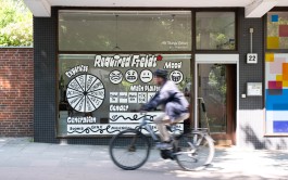 »Required Fields« Papp-Infografik und Performance von Chris Campe für die re:publica 25 in Berlin All Things Letters – Chris Campe, Hamburg