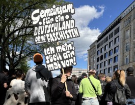 Chris Campe mit Demoschild in Hamburg All Things Letters – Chris Campe, Hamburg