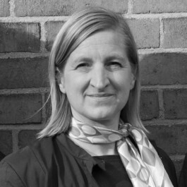 schwarzweiß Porträt der Hamburger Designerin Claudia S. Friedrich All Things Letters – Chris Campe, Hamburg