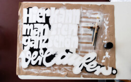 Making Of der Installation »Wow! Hä? Toll! – Stimmen der Besucher*innen« von Chris Campe für das Museum für Kunst und Gewerbe, Hamburg, 2026 All Things Letters – Chris Campe, Hamburg