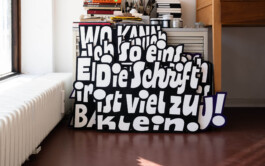 Making Of der Installation »Wow! Hä? Toll! – Stimmen der Besucher*innen« von Chris Campe für das Museum für Kunst und Gewerbe, Hamburg, 2026 All Things Letters – Chris Campe, Hamburg