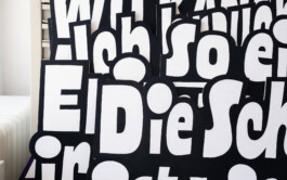 Making Of der Installation »Wow! Hä? Toll! – Stimmen der Besucher*innen« von Chris Campe für das Museum für Kunst und Gewerbe, Hamburg, 2026 All Things Letters – Chris Campe, Hamburg