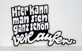 Detail der Installation »Wow! Hä? Toll! – Stimmen der Besucher*innen« von Chris Campe für das Museum für Kunst und Gewerbe, Hamburg, 2026 All Things Letters – Chris Campe, Hamburg