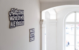 Ausstellungsansicht der Installation »Wow! Hä? Toll! – Stimmen der Besucher*innen« von Chris Campe im Museum für Kunst und Gewerbe, Hamburg, 2026 All Things Letters – Chris Campe, Hamburg